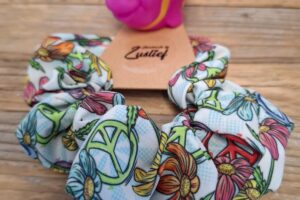 Scrunchie Love and Peace bloemen